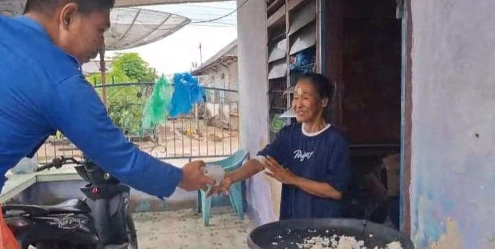 Dapur Warga Terendam, Polres Bangka Barat Turun Langsung Salurkan Nasi Bungkus untuk Korban Banjir