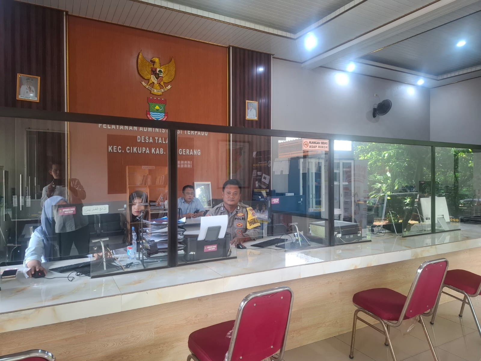 Bhabinkamtibmas Polsek Cikupa Sambangi Warga Desa Talaga, Perkuat Edukasi dan Harkamtibmas