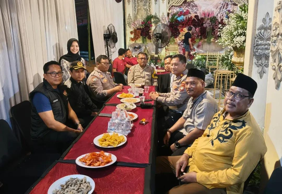 Kapolsek Neglasari Hadiri Pernikahan Tokoh Masyarakat, Wujud Nyata Kedekatan Polri Dengan Warga
