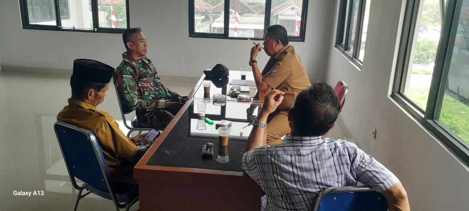 Komsos Babinsa Dengan Warga, Pesan Jaga Kamtibmas dan Kebersihan